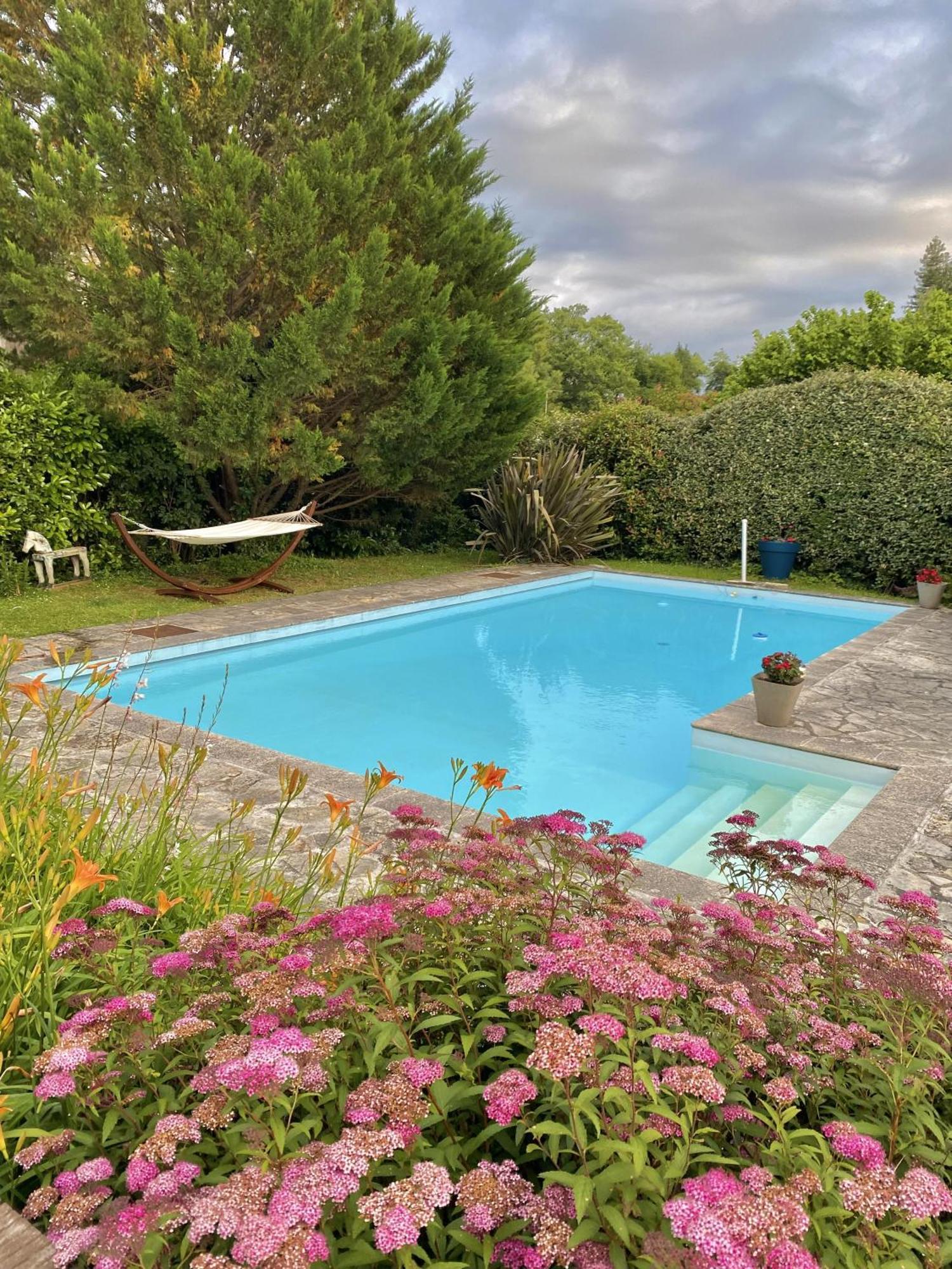 Agréable petit gîte avec piscine Salies-de-Béarn Extérieur photo